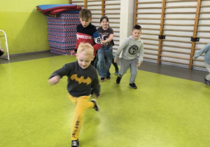 Mecz w piłkę nożną między świetliczakami