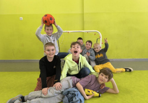 Zwycięska drużyna na zajęciach sportowych w świetlicy