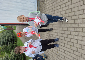 Uczniowie klasy 2 e podczas poszukiwania flag.
