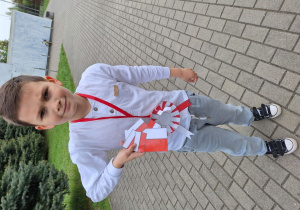 Uczeń klasy 2 e pokazuje zebrane flagi.