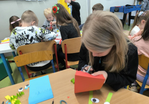 Kreatywne tworzenie pracy plastycznej przez dzieci