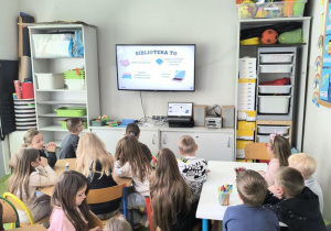 Oglądanie filmu edukacyjnego