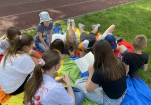 Uczennice klas starszych czytają fragment książki świetliczakom