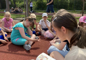 Uczennice klas starszych czytają fragment książki świetliczakom
