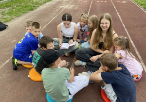 Uczennice klas starszych czytają fragment książki świetliczakom