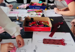 Uczniowie klasy 6d tworzą własne projekty inspirowane światem opery i teatru, łącząc rysunek z elementami kostiumografii.