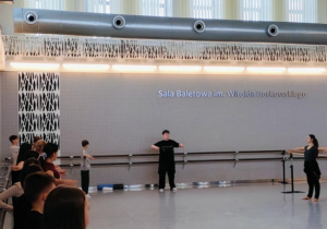 Zajęcia baletowe w Sali Baletowej im. Witolda Borkowskiego – uczniowie klasy 6d poznają podstawy tańca klasycznego podczas warsztatów artystycznych Teatru Wielkiego w Łodzi.