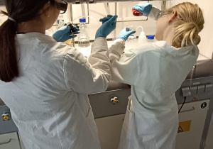 Uczniowie klasy 7b podczas zajęć na Politechnice