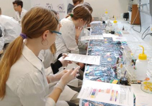 Klasa 7e podczas wykonywania doświadczenia